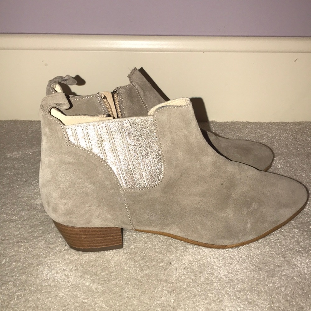 Mauve/taupe ankle booties
